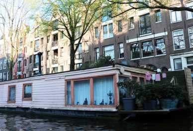 Living on the Water: The Allure of Dutch Houseboats
