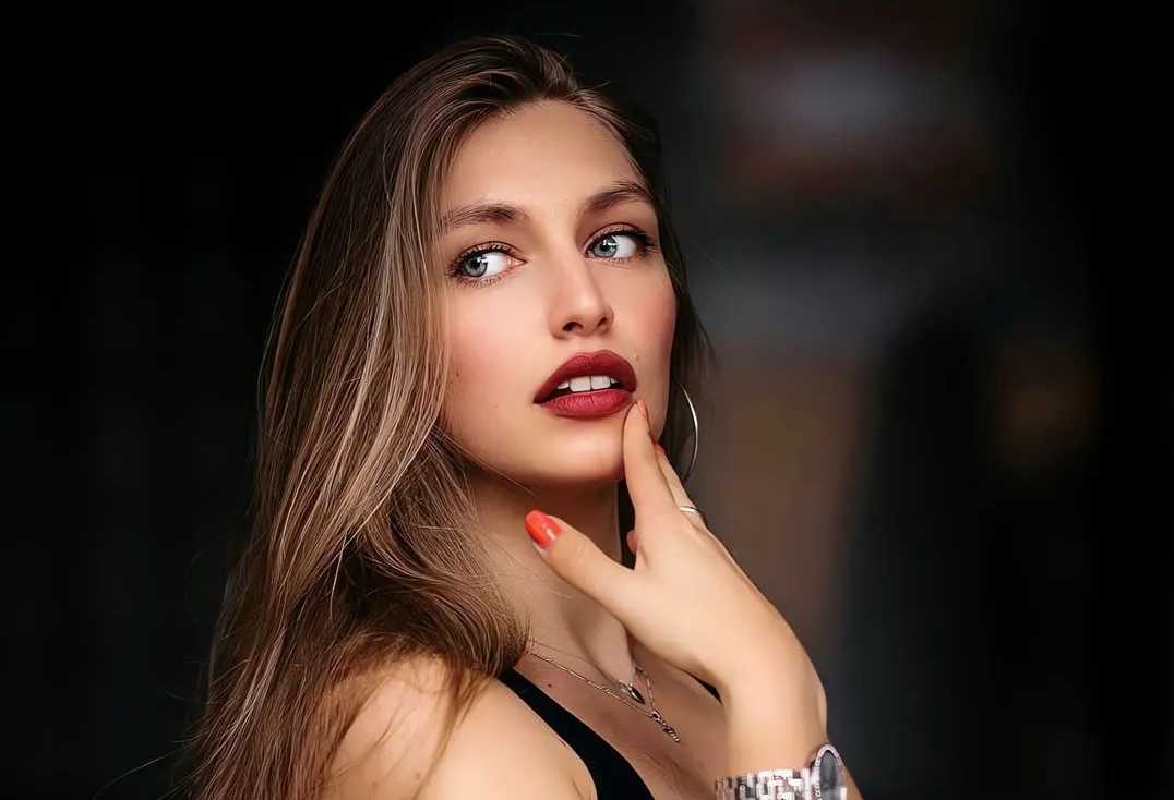 Coastal Reflections: Amateur Model by the Edge of the Sea 163